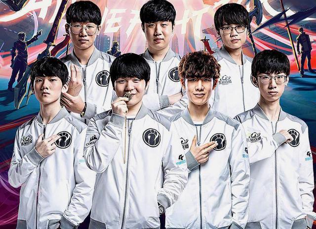 卫报：西汉姆联希望在中场补强，已对巴萨中场卡萨多进行报价